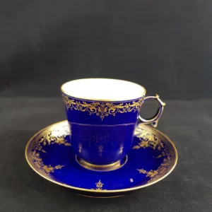SÈVRES - Tasse en porcelaine (Vendu)