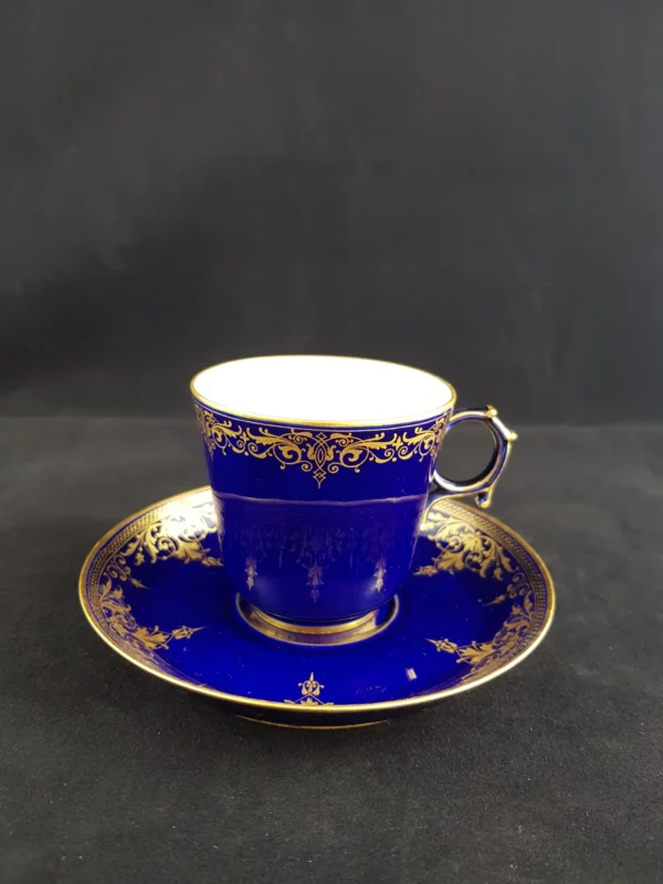 SÈVRES - Tasse en porcelaine (Vendu)