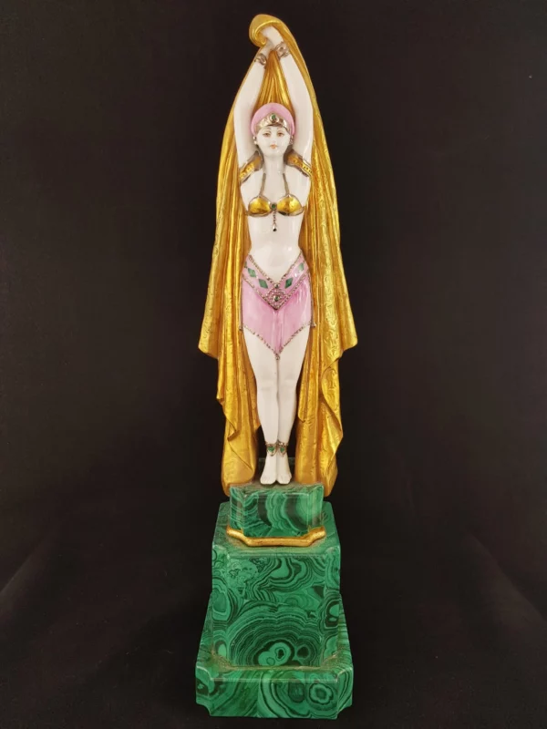 Statuette en porcelaine représentant Antinéa