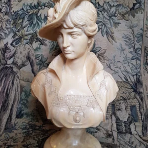Buste d’une jeune femme élégante à chapeau