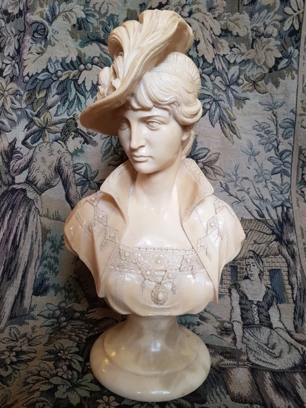 Buste d’une jeune femme élégante à chapeau