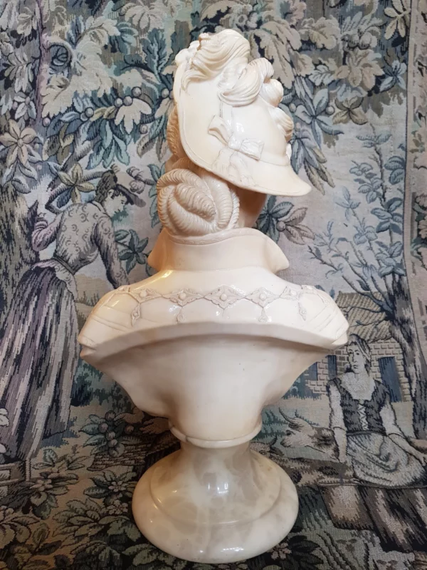 Buste d’une jeune femme élégante à chapeau – Image 2