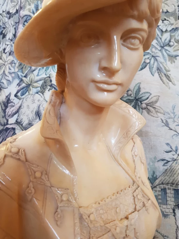Buste d’une jeune femme élégante à chapeau – Image 5