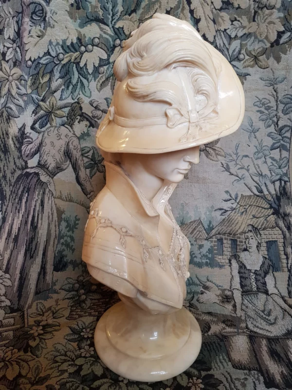 Buste d’une jeune femme élégante à chapeau – Image 3