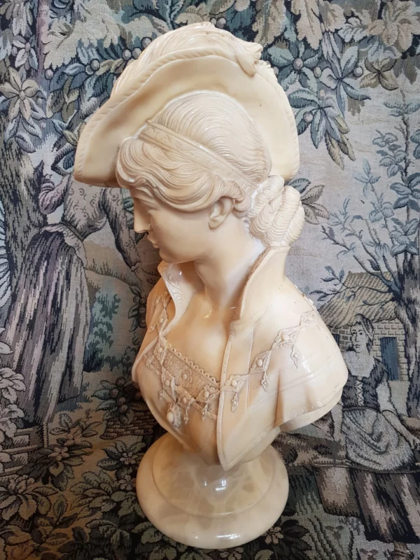 Buste d’une jeune femme élégante à chapeau – Image 4