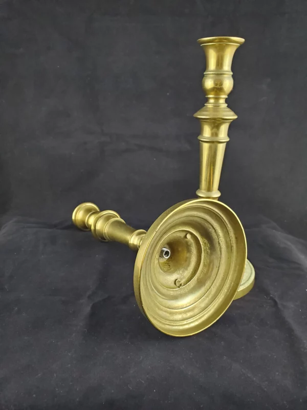 Paire de flambeaux en bronze – Image 2