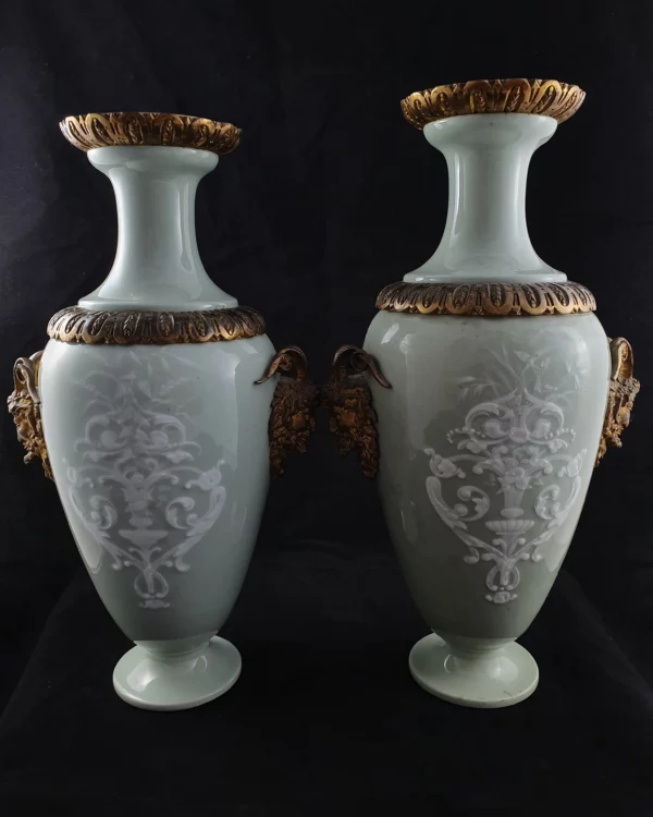 Paire de vases balustre en porcelaine – Image 2