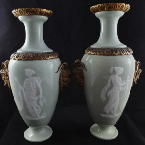 Paire de vases balustre en porcelaine