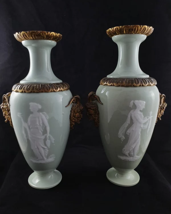 Paire de vases balustre en porcelaine