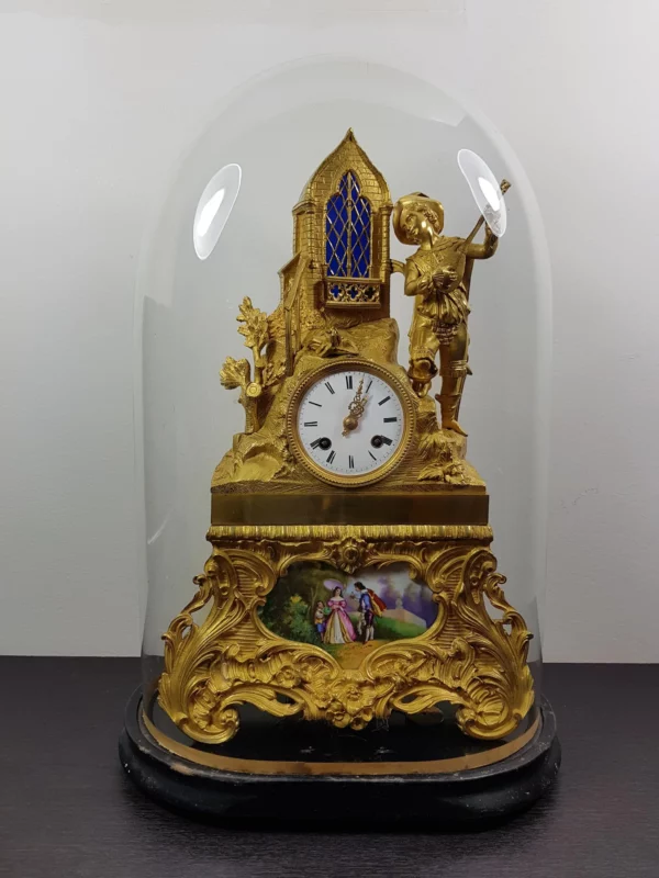 PENDULE dorée sous son globe