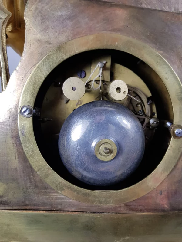 PENDULE dorée sous son globe – Image 9