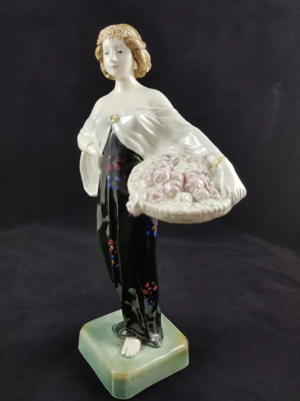 ROYAL VIENNA - Jeune femme au panier de roses, faïence