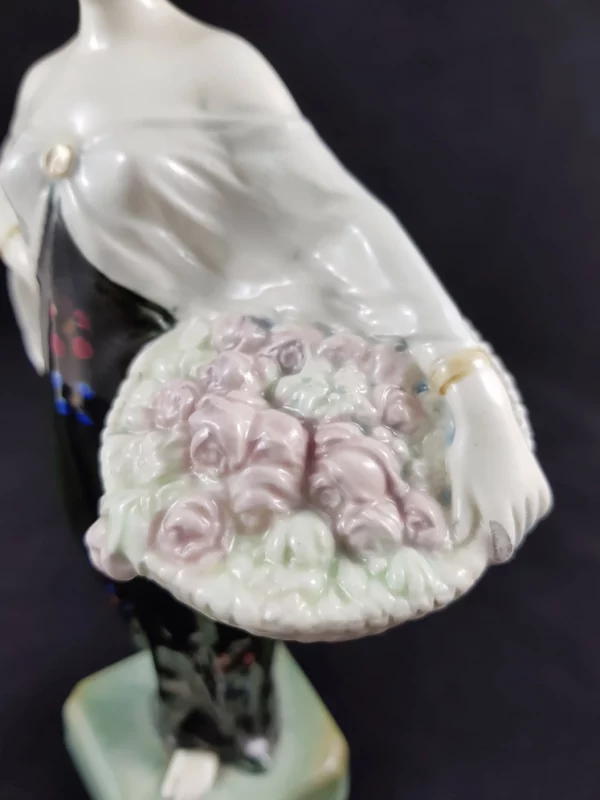 ROYAL VIENNA - Jeune femme au panier de roses, faïence – Image 2