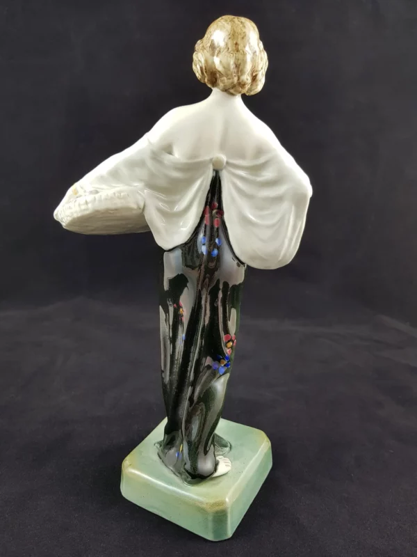 ROYAL VIENNA - Jeune femme au panier de roses, faïence – Image 4