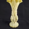 Vase en opaline beige