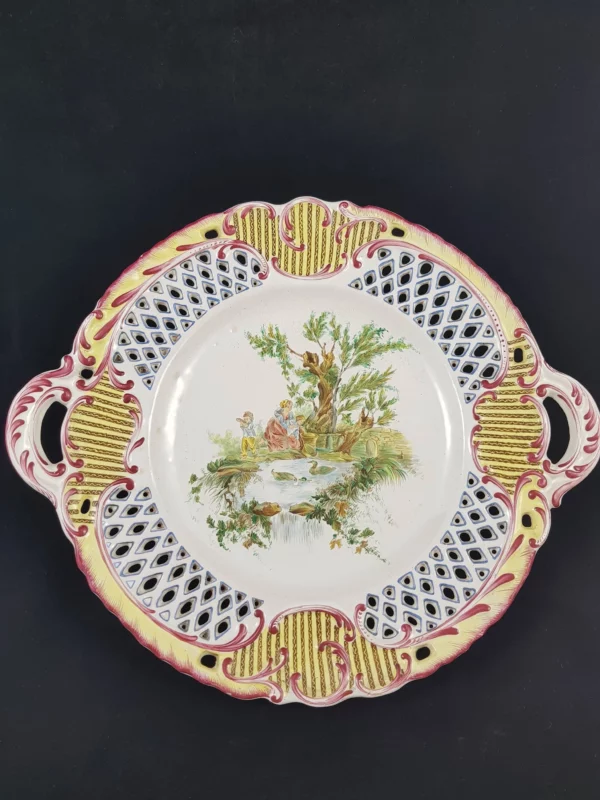 ASSIETTE  ajourée en faïence de Marseille, marquée VP