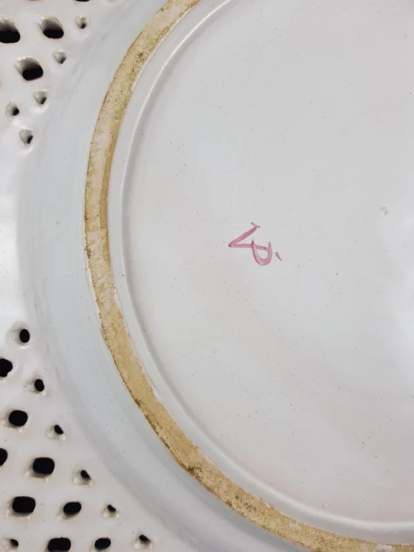 ASSIETTE  ajourée en faïence de Marseille, marquée VP – Image 4