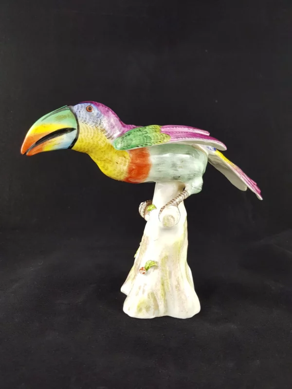 BOURDOIS et BLOCH  - Toucan en porcelaine