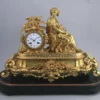 PENDULE en bronze et régule doré sous son globe en verre – Image 2