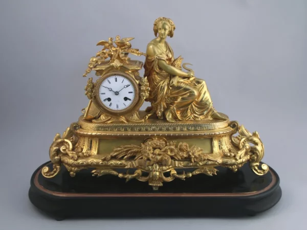 PENDULE en bronze et régule doré sous son globe en verre – Image 2