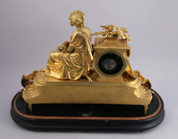 PENDULE en bronze et régule doré sous son globe en verre – Image 3
