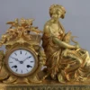 PENDULE en bronze et régule doré sous son globe en verre – Image 4