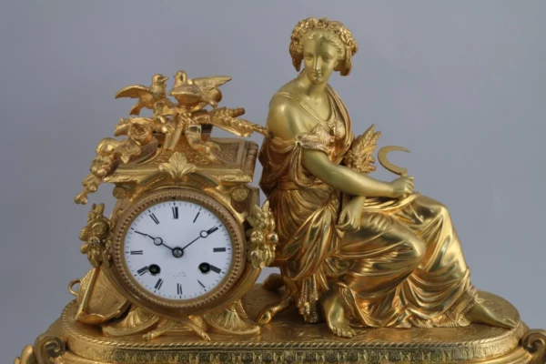 PENDULE en bronze et régule doré sous son globe en verre – Image 4