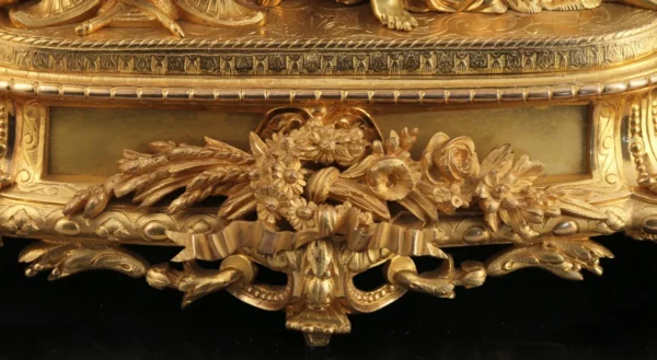 PENDULE en bronze et régule doré sous son globe en verre – Image 5