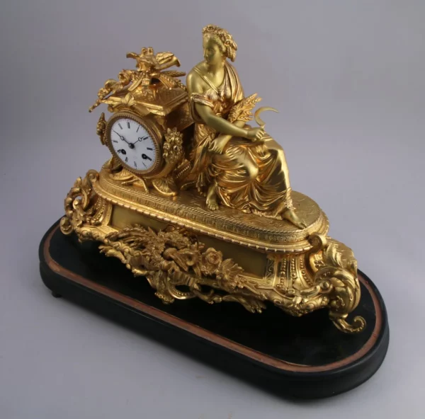 PENDULE en bronze et régule doré sous son globe en verre – Image 6