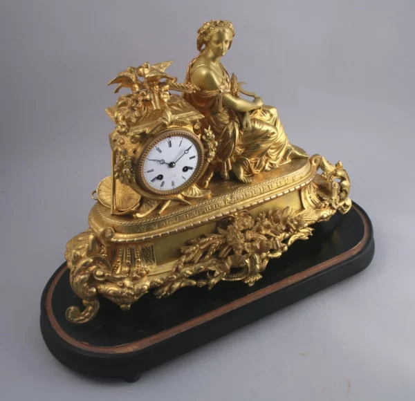 PENDULE en bronze et régule doré sous son globe en verre – Image 7