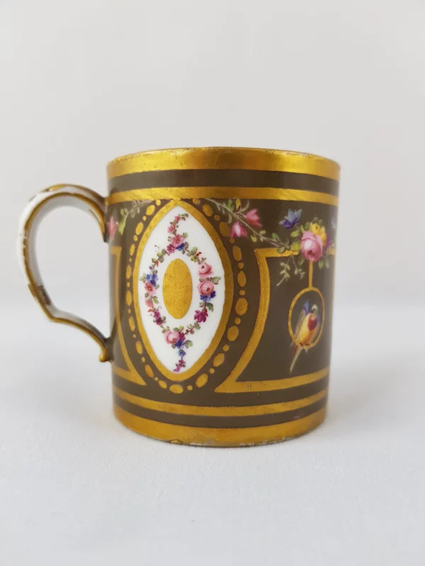 SÈVRES - Tasse litron en porcelaine