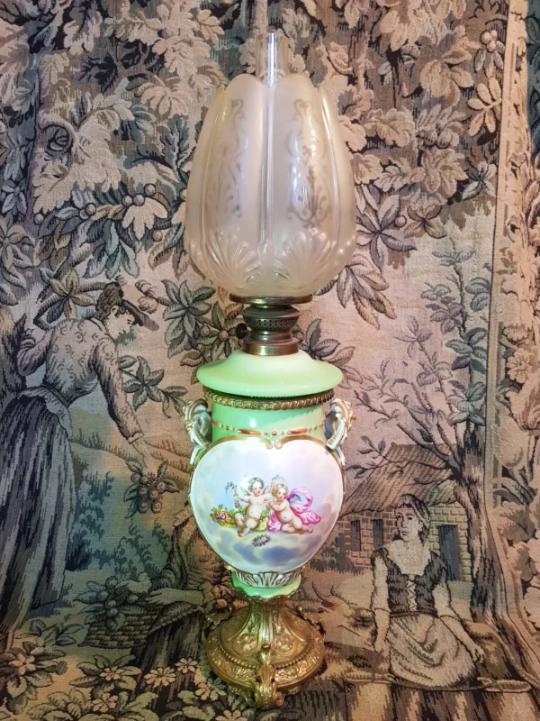 LAMPE À PETROLE en porcelaine verte