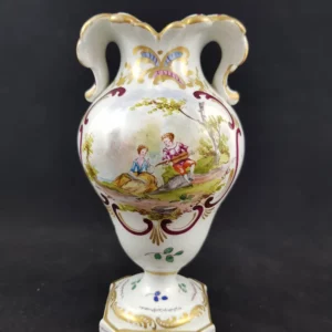 HOCHST - Vase en porcelaine, scène romantique et dorures