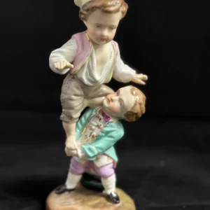ALLEMAGNE - Statuette en porcelaine, enfants jouant ensemble