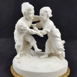 KARL ENS - Deux enfants jouant, en biscuit