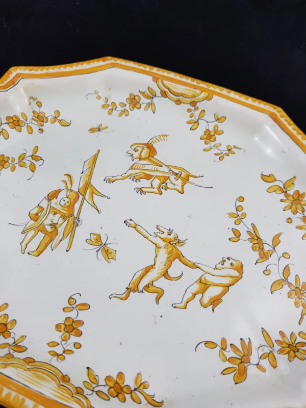MOUSTIER - Paire de plats en faïence, signés EF – Image 3