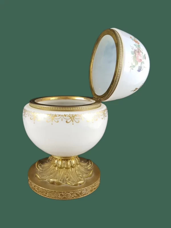 Drageoir en opaline blanche et bronze doré – Style Charles X – Image 3