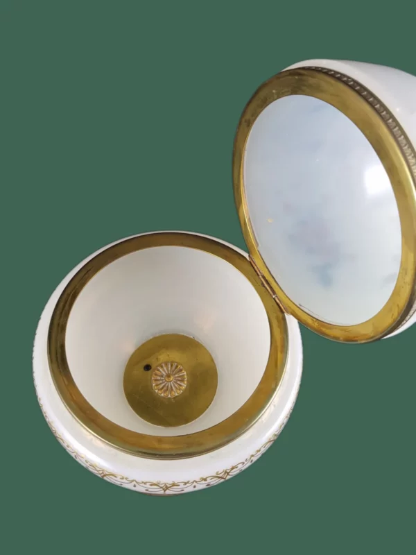 Drageoir en opaline blanche et bronze doré – Style Charles X – Image 4