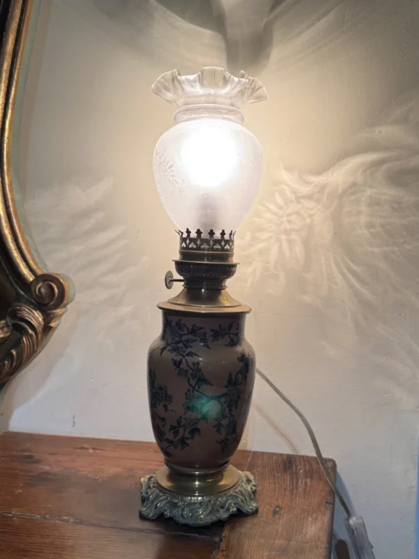 LAMPE À PETROLE en faïence décorée et verre dépoli – Image 3