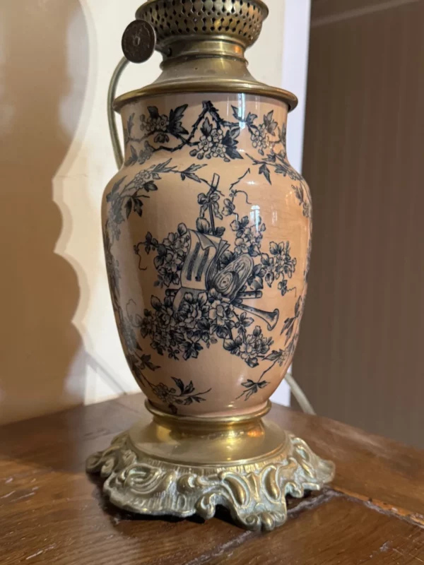 LAMPE À PETROLE en faïence décorée et verre dépoli – Image 4
