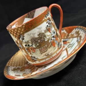 JAPON - Tasse et soucoupe en porcelaine japonaise Kutani