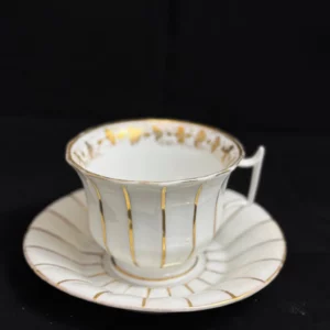 PARIS - Tasse et soucoupe en porcelaine blanche et dorée