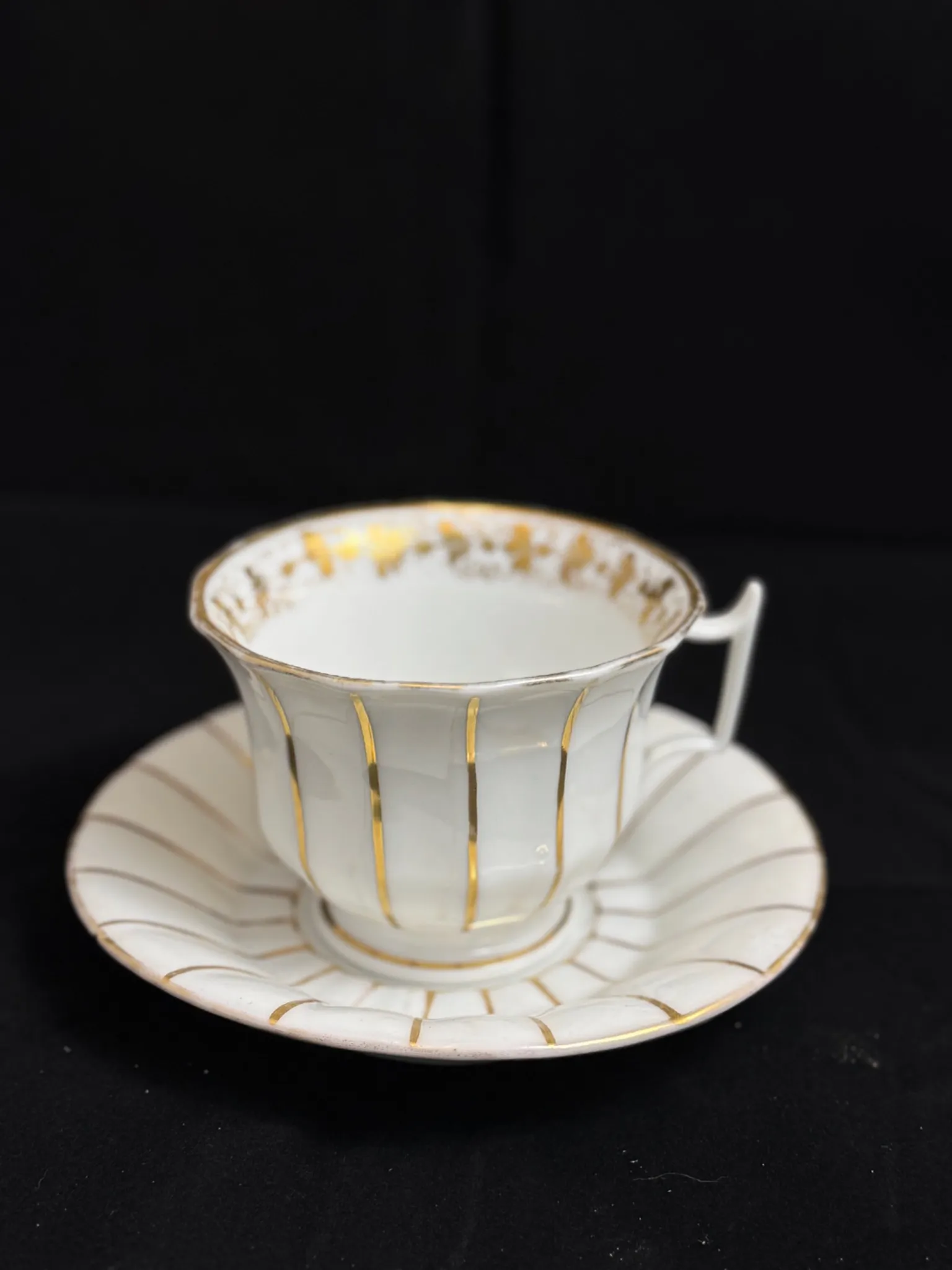 PARIS - Tasse et soucoupe en porcelaine blanche et dorée