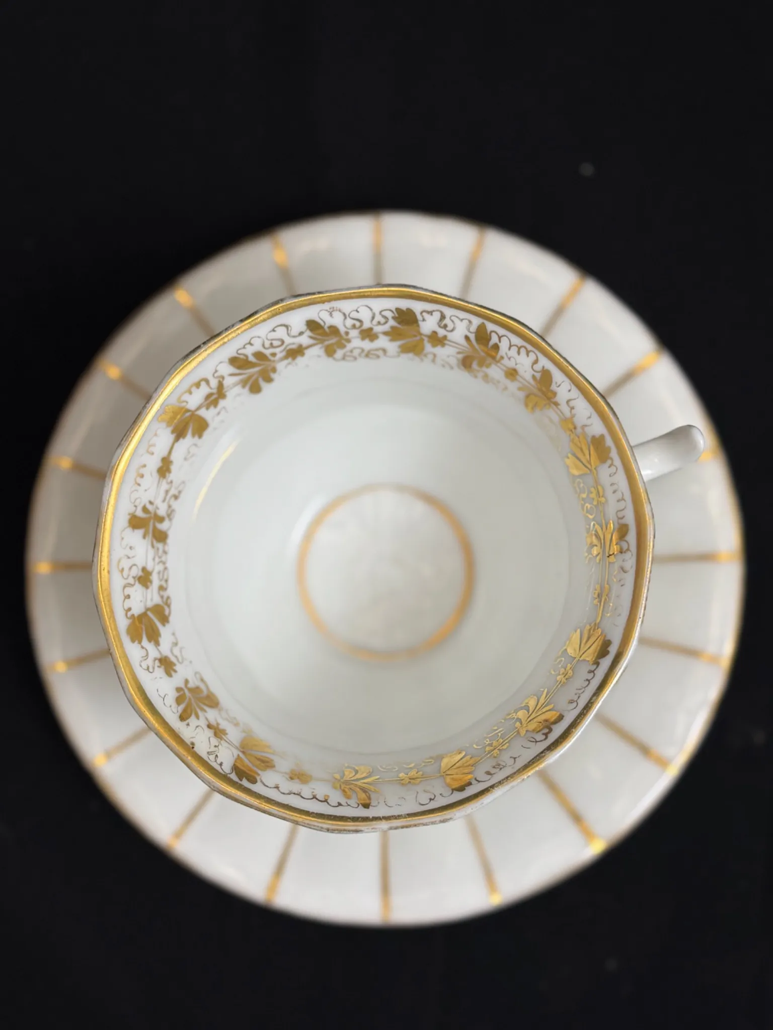 PARIS - Tasse et soucoupe en porcelaine blanche et dorée – Image 2