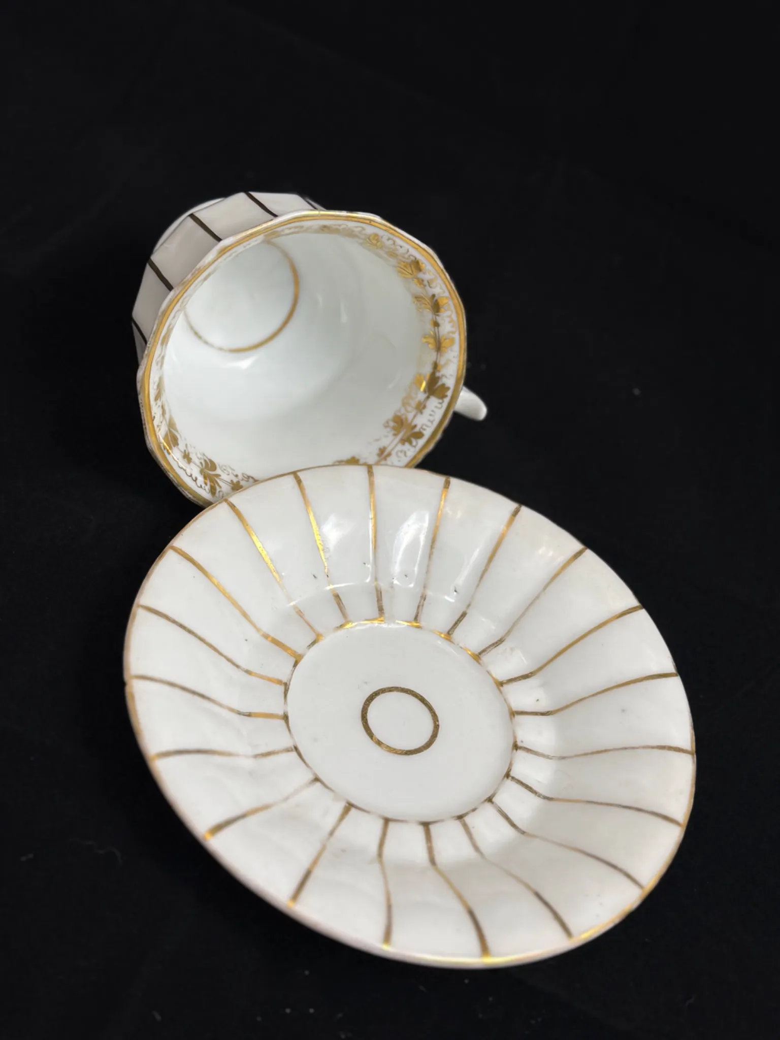 PARIS - Tasse et soucoupe en porcelaine blanche et dorée – Image 3