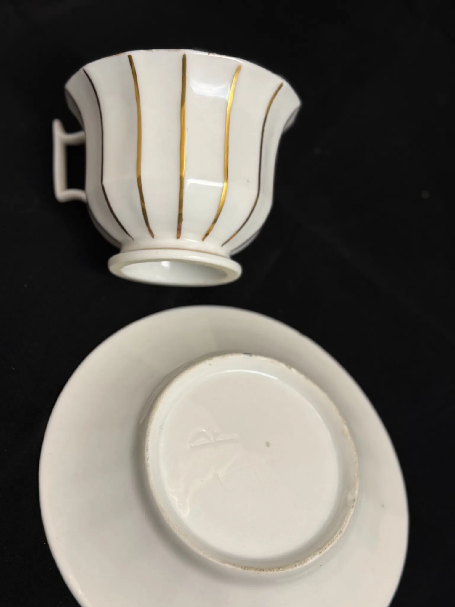PARIS - Tasse et soucoupe en porcelaine blanche et dorée – Image 4
