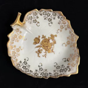 LIMOGES - Coupe en porcelaine aux motifs dorés