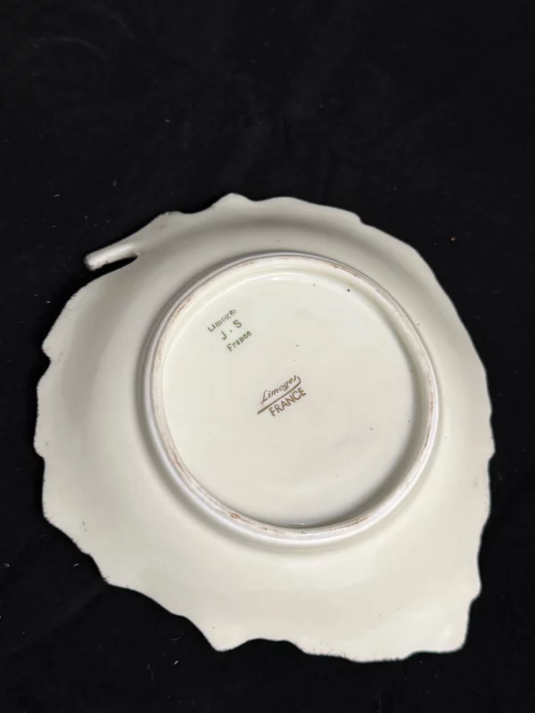 LIMOGES - Coupe en porcelaine aux motifs dorés – Image 3