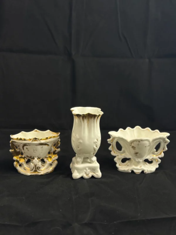 Lot de 3 Coupes de Mariée en Porcelaine – Style Rococo, Dorures et Motifs Floraux – Image 2