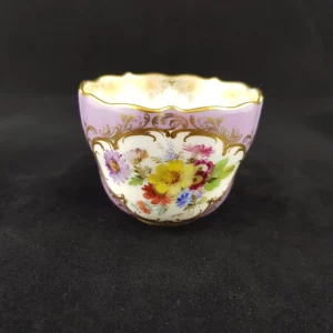 MEISSEN - Tasse en porcelaine, décor floral et dorure sur fond lilas